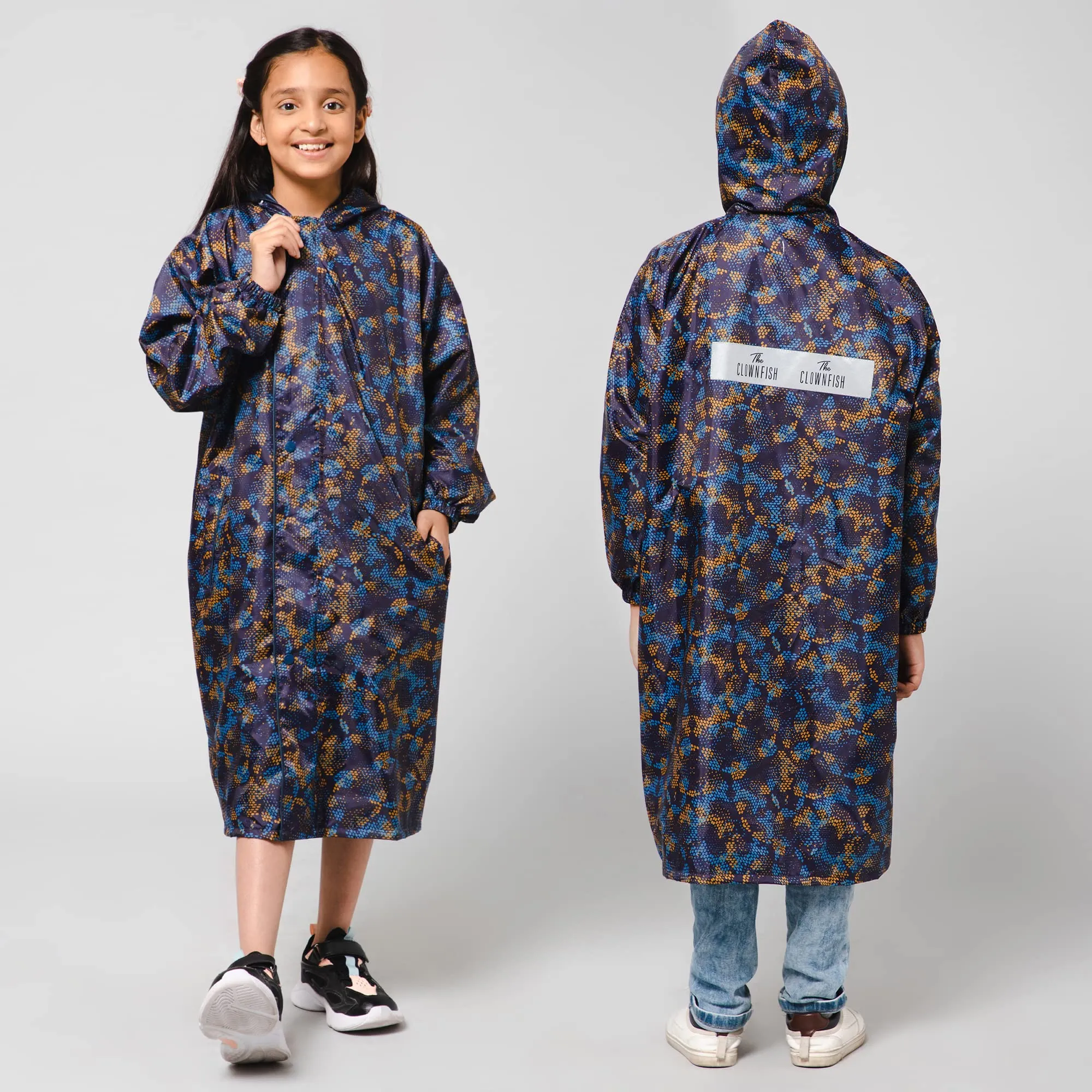 THE CLOWNFISH Splash Squad Series Kids Raincoat Waterproof Polyester Double Coating Reversible Longcoat with Hood and Reflector Logo at Back. Printed Plastic Pouch. Kid Age-5-6 years (Midnight Blue)